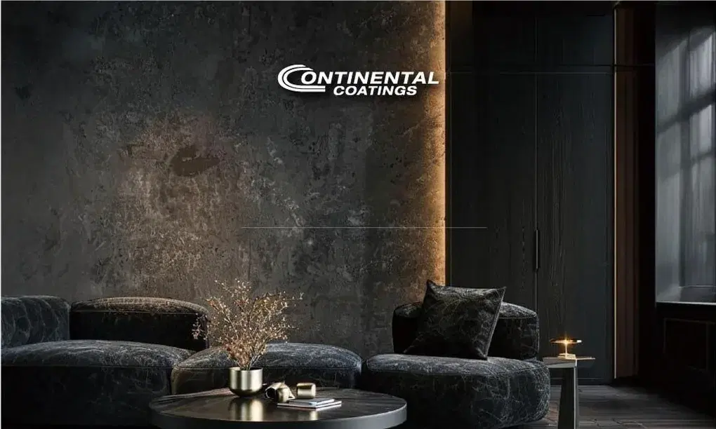 深色仿石紋理牆面客廳情境照，搭配 Continental Coatings 品牌標誌與黑色布藝沙發